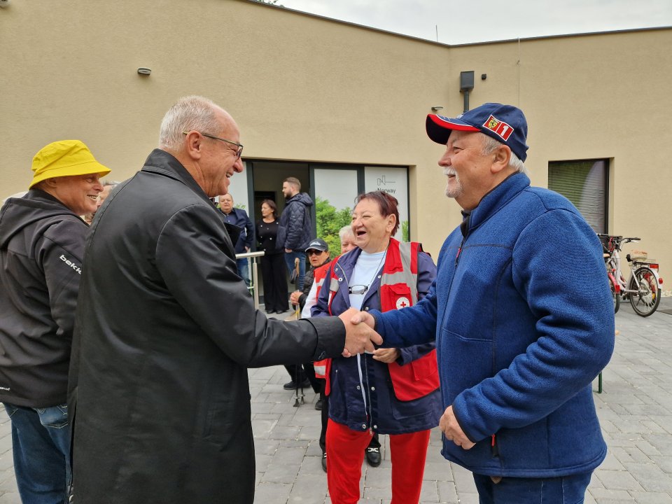SENIORI V ŠALI OBJAVILI ČARO NORDIC WALKINGU