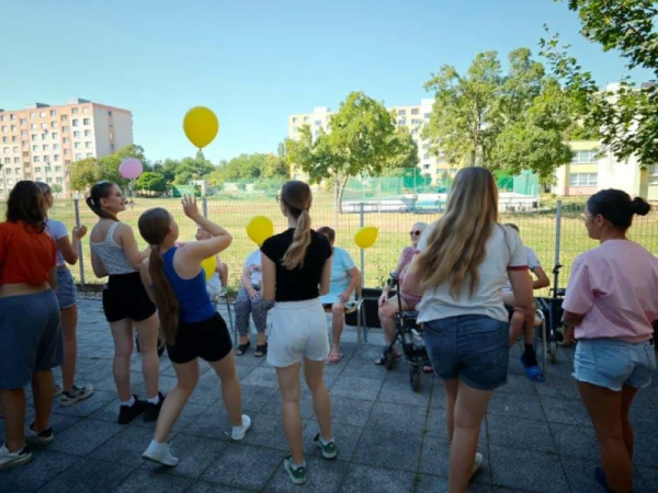 Domov dôchodcov Šaľa a študenti Gymnázia J. Fándlyho sa zapojili do Národného týždňa športu