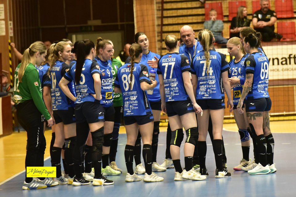 Hádzanárske kadetky na MS so šalianskym triom;  Plážové hádzanárky si na Európu počkajú.