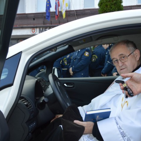 dekan šalianskej fary Ladislav Šálka si pozrel elektromobily aj zvnútra