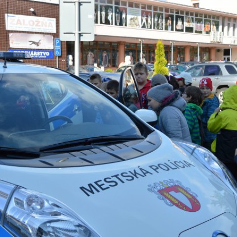  slávnostné odovzdanie elektromobilov pre Mestskú políciu v Šali - autá si pozreli deti šalianskych ZŠ