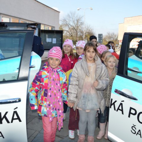  slávnostné odovzdanie elektromobilov pre Mestskú políciu v Šali - autá si pozreli deti šalianskych ZŠ