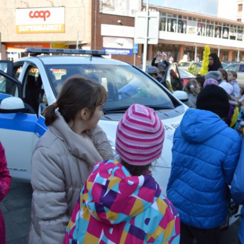 slávnostné odovzdanie elektromobilov pre Mestskú políciu v Šali - autá si pozreli deti šalianskych ZŠ