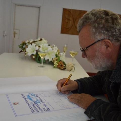 slávnostné odovzdanie elektromobilov pre Mestskú políciu v Šali - zápis do pamätnej knihy, podpísali sa aj poslanci mesta Šaľa