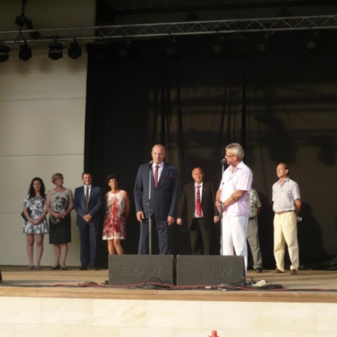 Primátor mesta Šaľa Jozef Belický sa prihovára obyvateľom mesta Oroszlány a odovzdáva pozdravy zo Šale