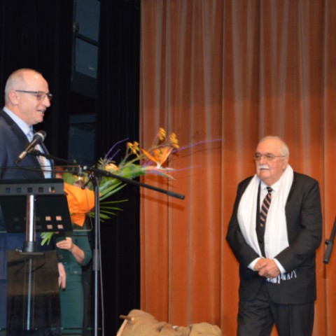 primátor Šale odovzdáva pamätnú plaketu Svetozárovi Hikkelovi pri príležitosti 25. výročia súťaže