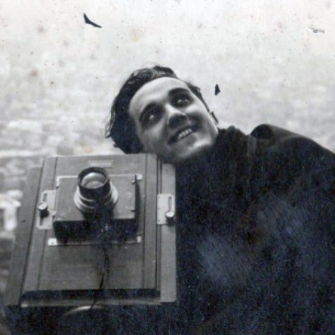 Kollár s prvým fotoaparátom na Eiffelovej veži