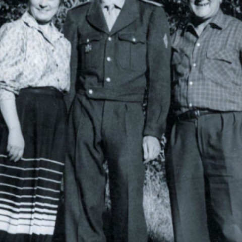 Kollár s manželkou, v strede starší syn Michel, ktorý ako vojak slúžil v Alžírsku