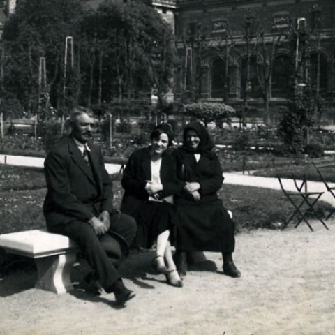 Rodičia pri návšteve v Paríži, v strede manželka fotografa