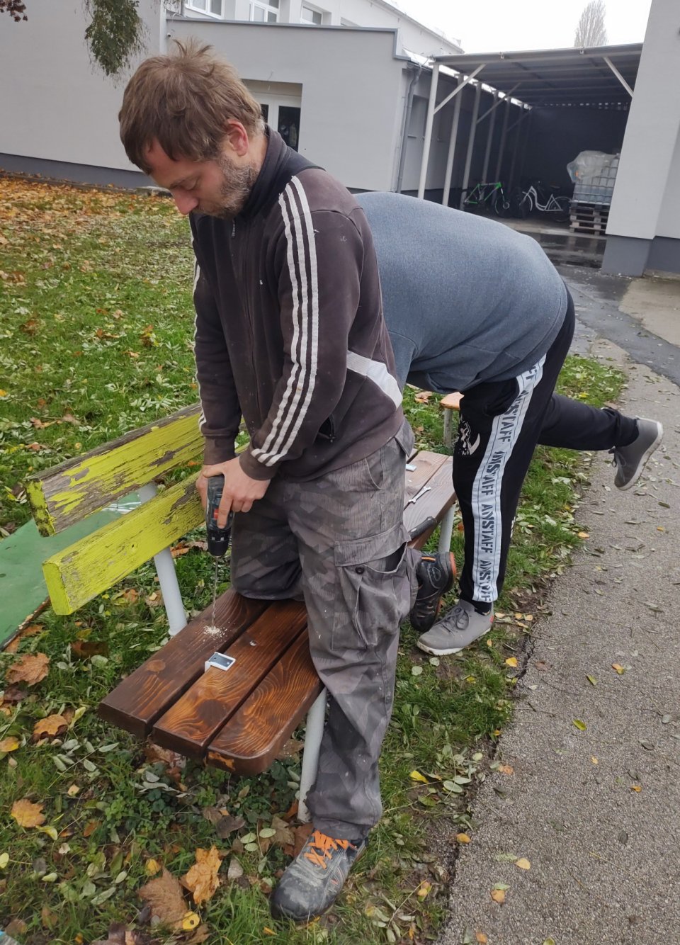 Nové lavičky v areáli školy