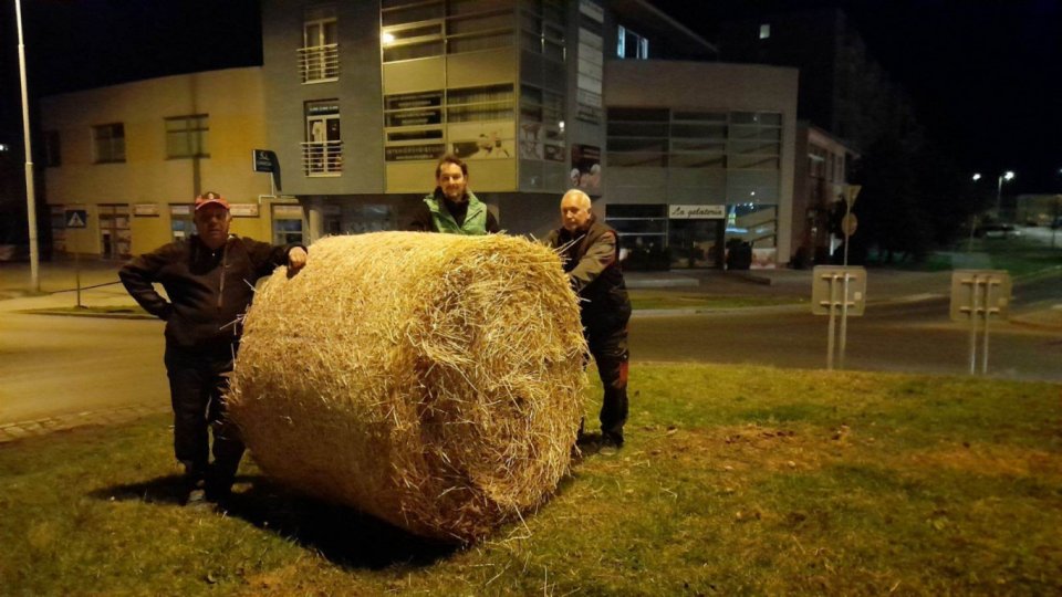 Prečo sú slamené balíky na kruhovej križovatke vo Veči?